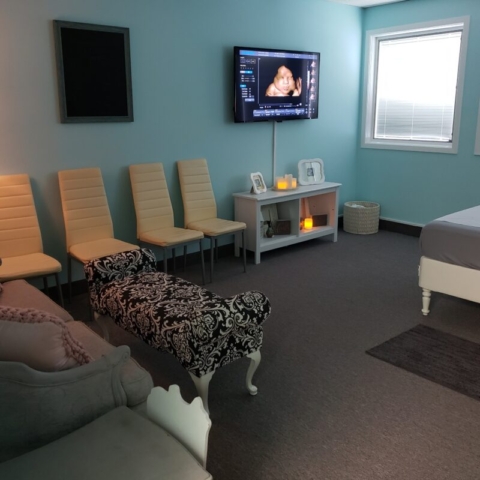 3d ultrasound studio with plenty of seating for family and friends