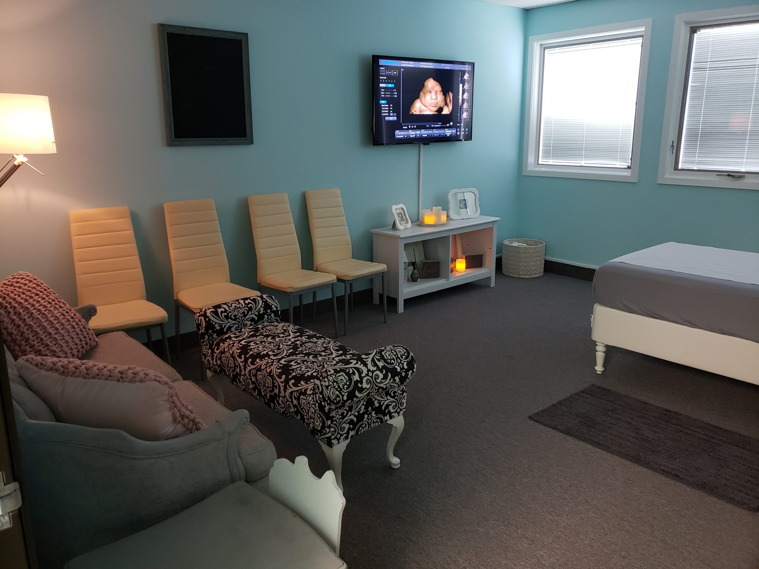 3d ultrasound studio with plenty of seating for family and friends